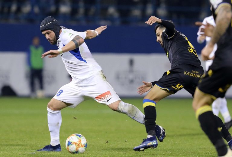 Του πέρασε χειροπέδες! Του πέρασε χειροπέδες!