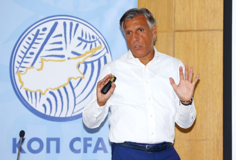 Συνεχίζει την κωμωδία Συνεχίζει την κωμωδία