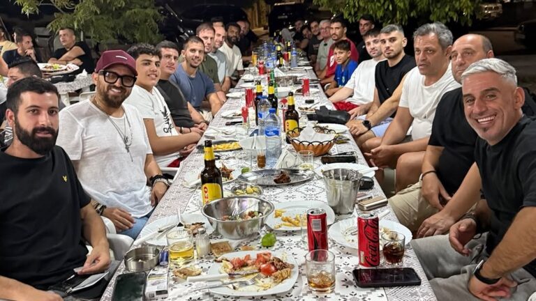 Δείπνο ενόψει της νέας χρονιάς Δείπνο ενόψει της νέας χρονιάς